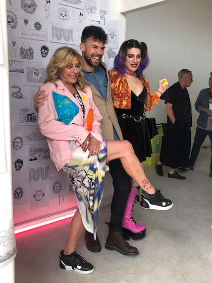 Amalia Amoedo muestra el tatuaje recién realizado, junto a Federico Curutchet y Glenda