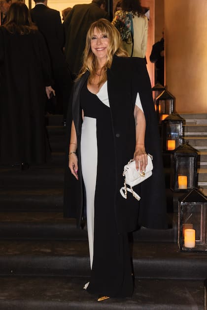 Amalia Amoedo sumó una capa a su acertadísimo look que completó con cartera Chanel.