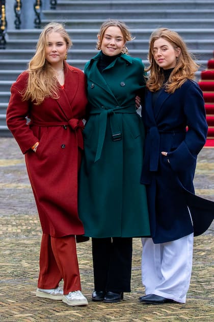 Amalia apostó por un abrigo a juego con los pantalones y zapatillas deportivas. La princesa Alexia eligió un abrigo azul, pantalones blancos anchos y botas cortas. Por su parte, Ariane le sumó pantalones negros y también botas cortas con taco a su look.