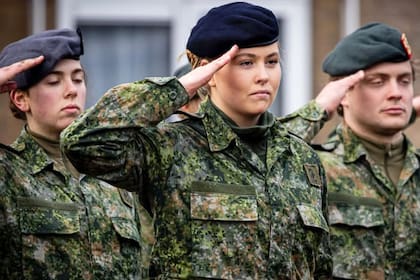 Amalia, con el uniforme de las fuerzas neerlandesas. Su padre, el rey Guillermo de Orange, también pasó por la formación castrense: además de ser comandante del Ejército, completó su servicio militar en la Marina Real y, después, sirvió en la Fuerza Aérea