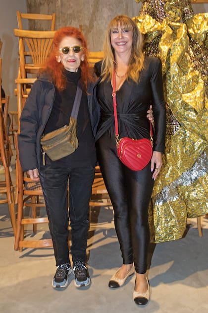 Amalia, con la artista y diseñadora Delia Cancela.