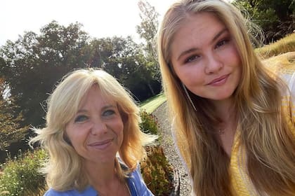 Amalia de Holanda junto a Claudia de Breij, la autora del libro