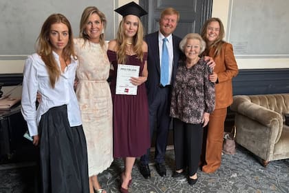 Amalia de Orange obtuvo su título universitario y su familia celebró junto a ella