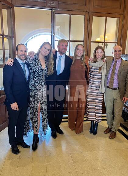 Amalia eligió un vaporoso vestido de estampa floral que
acompañó con botas cortas, Ariane llevó un traje de saco y
pantalón ancho con top a tono y Alexia optó por un vestido
de punto con guardas horizontales de Sézane.