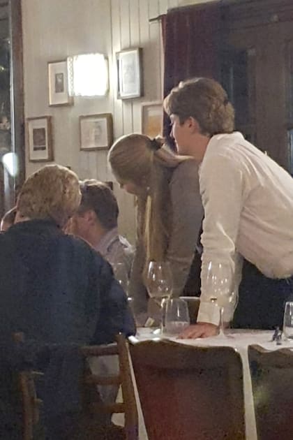 Amalia, en Tinto. Al igual que toda su familia, la heredera al trono neerlandés está instalada en Cumelén, el exclusivo barrio cerrado de La Angostura. Días previos, su madre, Máxima había estado recorriendo la avenida, haciendo compras, mezclándose entre los turistas. El verano es una de las temporadas más fuertes en La Angostura.