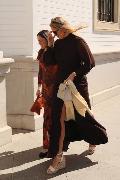 Amalia, en un plano más amplio en donde se puede ver el comentado diseño Meira, de la marca Lady Pipa. La heredera al trono combinó el vestido con una diadema metálica, una cartera de Elie Saab y unas espadrilles con plataformas que los detallistas deben haber visto: firmadas por Valentino, pertenecen a su mamá, la reina Máxima