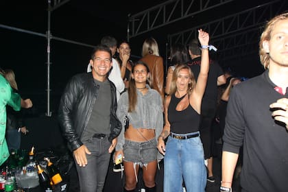 Amalia Granata, con el jean tendencia del momento, disfrutó de la noche de música electrónica frente al mar con Uma, su hija adolescente y su marido, Leo Squarzon