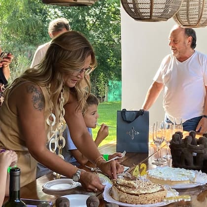 Amalia Granata corta la torta de su cumpleaños