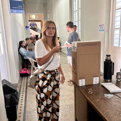 Amalia Granata se mostró solemne al depositar su voto en la urna