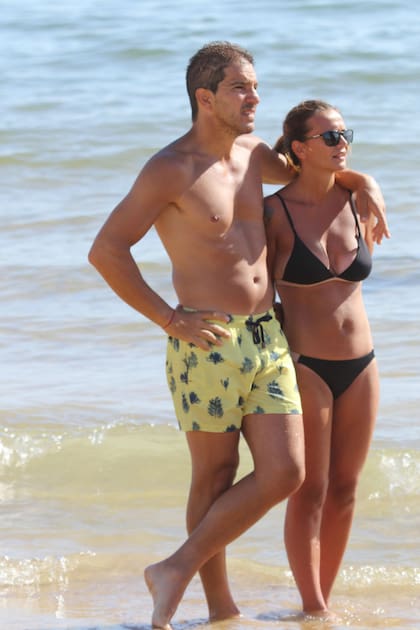 Amalia Granata y Leo Squarzón en José Ignacio; la pareja también disfrutó de la llegada del atardecer en la playa junto a su hijo Roque