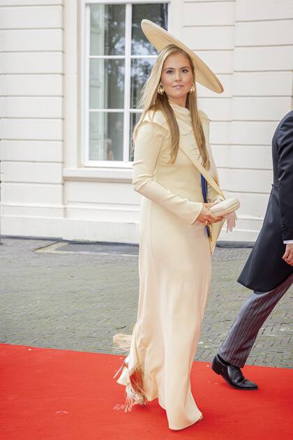 Amalia impactó con un vestido de la marca italiana Taller Marmo, que combina manga larga con una capa con detalle de flecos. El look se completó con un tocado a juego, pendientes XL de Cult Gaia, guantes y un clutch de rafia