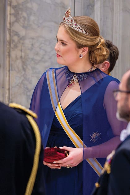 Amalia, impecable en su rol de anfitriona durante el banquete.