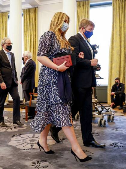 Amalia ingresa al Consejo de Estado del brazo de su padre