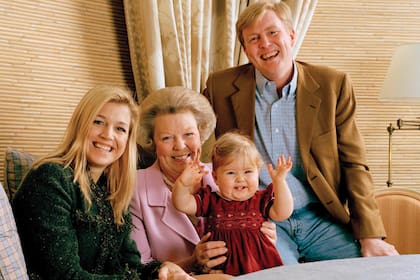 Amalia junto a sus padres y su abuela Beatriz