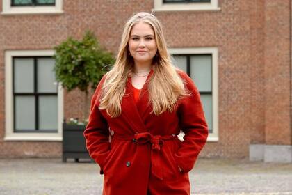 Amalia, la princesa heredera, optó por el color de la Navidad. Los aros, geométricos y dorados, son de Zara.