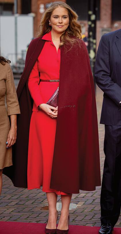 Amalia lució impactante con la capa de Valentino que su mamá había usado en otro compromiso el día anterior. Complementó su look con stilettos Gianvito Rossi y cartera de mano al tono (la misma de su madre)