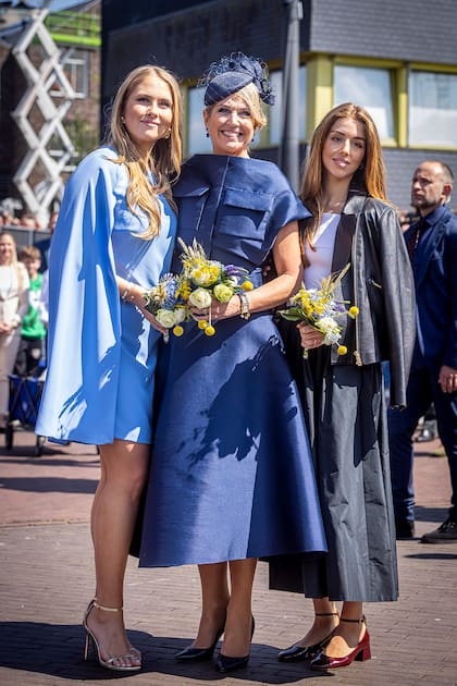 Amalia lució un minivestido de Ralph Lauren confeccionado en georgette de seda, con una capa del mismo largo que la falda. La minicartera es de Mango (modelo Selino) y las sandalias plateadas de taco alto, de Stuart Weitzman. Por su parte, Máximo llevó un conjunto de Natan, de chaqueta “decorada” con bolsillos en la parte frontal y falda en línea A, tocado de Philip Treacy, cartera de Kayu (modelo Jane) y stilettos Gianvito Rossi. La princesa Alexia se decantó por una chaqueta de cuero negro, un top de cuello bote y una falda brillante de Maje. Como complementos, usó zapatos acharolados de Sézane.