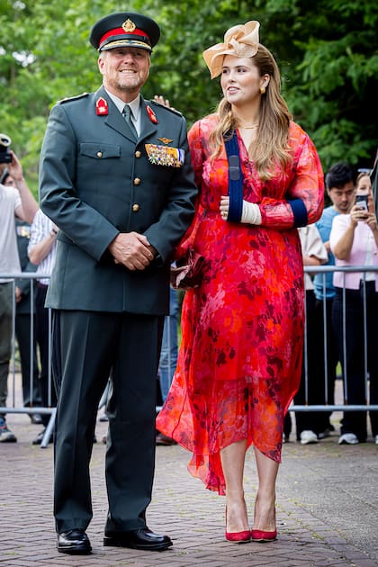 Amalia lució un vestido midi de Natan, de estampa floral, escote en V cruzado y mangas abullonadas. Acompañó su look con stilettos Gianvito Rossi, tocado de Fabienne Delvigne y aros de oro de Lott.