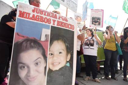 Amalia, madre de Milagros Avellaneda, en la protesta por la fuga del exguardiacárcel Roberto Rejas, condenado por el femicidio de la joven y el homicidio de su hijo, Benicio