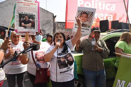 Amalia, madre de Milagros Avellaneda, en la protesta por la fuga del exguardiacárcel Roberto Rejas, condenado por el femicidio de la joven y el homicidio de su hijo, Benicio