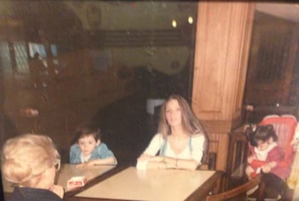 Amalia Pinetta, a los 21 años, junto a su madre y sus hijos Jonathan y Antonella en un bar. Más tarde, nacieron Macarena y Uma.