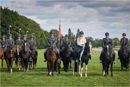 Amalia visitó a las fuerzas de seguridad que estarán presentes en el Día del Príncipe
