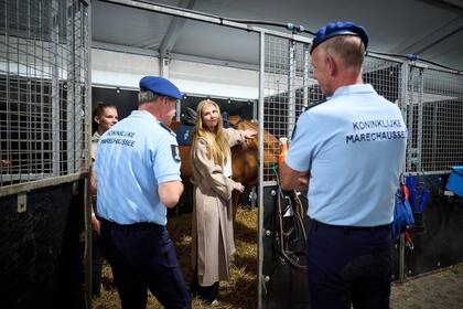 Amalia visitó al ejército neerlandés en las vísperas del Día de los Príncipes