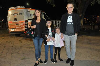 Con su esposa, la periodista Patricia Molina, y sus dos hijos