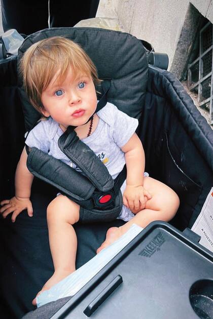 Amancio disfruta de un paseo en cochecito