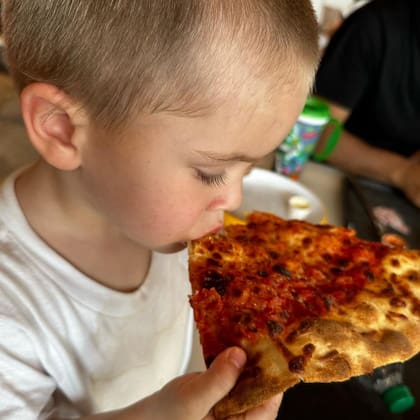 Amancio disfrutando de una pizza norteamericana