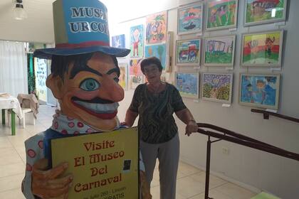 Amanda "Goldi" Urcola lleva adelante el museo Enrique Urcola, donde se enseña dibujo, pintura y cartapesta a los niños y jóvenes linqueños.
