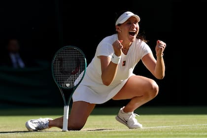 Amanda Anisimova celebra tras aprovechar un punto de partido en un emocionante tie break contra Anastasia Pavlyuchenkova en los cuartos de final de Wimbledon