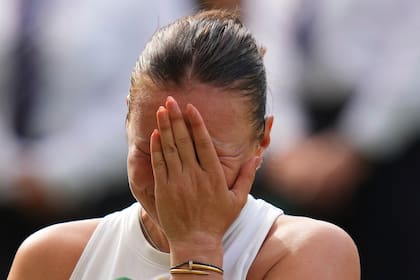 Amanda Anisimova de EE. UU. reacciona tras perder el partido final individual femenino contra Iga Swiatek de Polonia en el Campeonato de Tenis de Wimbledon en Londres, el sábado 12 de julio de 2025. (AP Photo/Kirsty Wigglesworth)