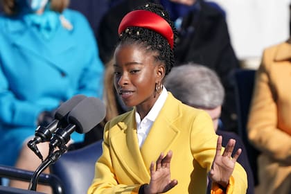 Amanda Gorman recita un poema durante la toma de posesión de Joe Biden como el 46 ° presidente de los Estados Unidos en el frente occidental del Capitolio de los Estados Unidos en Washington