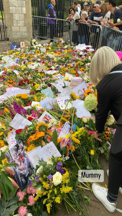 Amanda Holden compartió una imagen de su madre mientras dejaba flores como homenaje a Isabel II