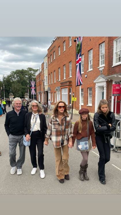 Amanda Holden junto a sus hijas, su madre y padrastro