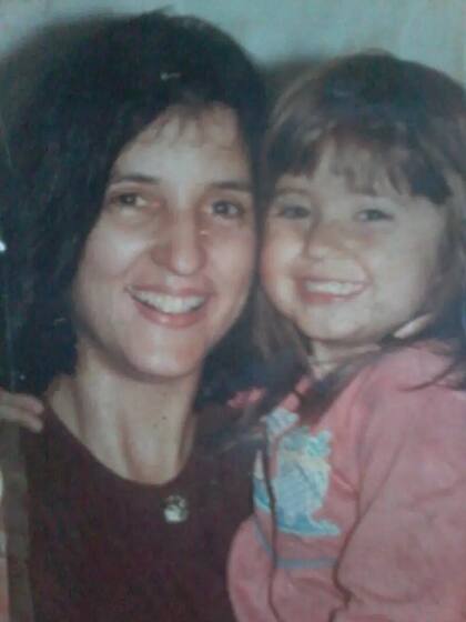 Amanda poco antes de cumplir los 4 años junto a su madre