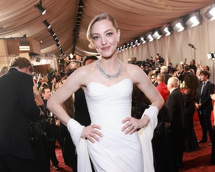Amanda Seyfried con sus uñas princesa en tono blanco igual que su vestido