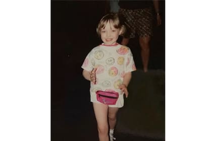 Amanda Seyfried publicó una imagen de cuando era una niña, y como ella dijo: "¡Tenía mucho estilo, ya usaba riñoneras!