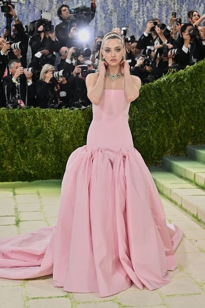 Amanda Seyfried súper angelical en un vaporoso modelo de Prada