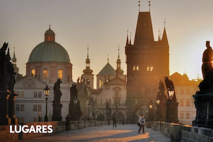 Amanecer sobre el Puente de Carlos en Praga