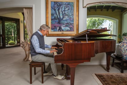 Amante de la música, toca el piano desde hace años. Y aún hoy sigue tomando clases cada vez que puede.
