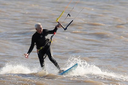 Amante de la navegación a vela, Eduardo aprovechó el domingo 8 para practicar kitesurf en la playa de Punta Piedras, frente a su espectacular casa de piedra y madera.