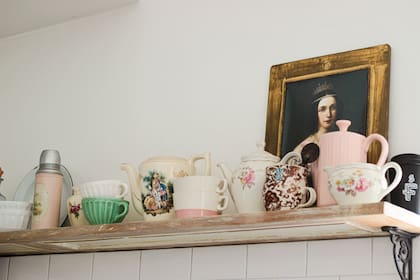 Amante de las antigüedades, en un estante en la cocina se combinan cerámicas y porcelanas de distinto origen.