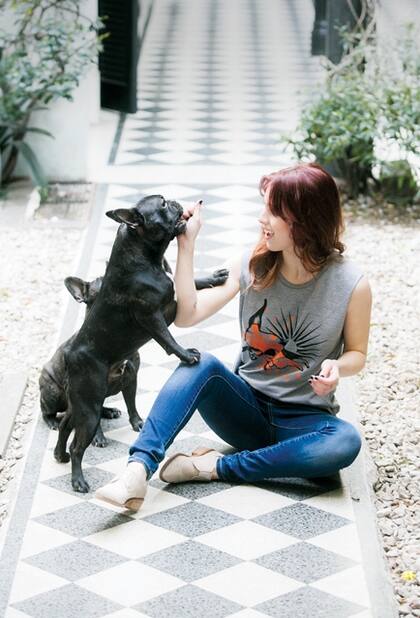 Amante de los animales, es dueña de Kenya, uno de los tres bulldogs franceses que habitan en la casa de los Darín