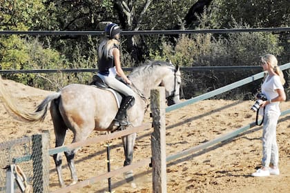 Amante de los caballos, la ex modelo registra con su cámara de fotos una clase de equitación de una de sus gemelas en su finca de Marbella, en julio de 2014.
