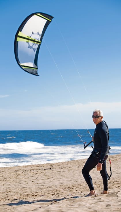 Amante del kitesurf, Eduardo suele pasar largas horas en el mar