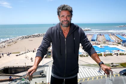 Amante del mar. Luciano Castro llega a la ciudad cada año no solo para hacer teatro, sino también para despuntar su afición por el surf