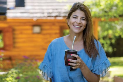 Amante del mate, el deporte y la vida al aire libre, Eleonora encuentra en Villa La Angostura el lugar perfecto “oxigenarme y relajarme”. En Buenos Aires, en su casa en Tigre, durante su tiempo libre le gusta trabajar en su jardín y en la huerta