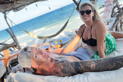 Amantes de la playa y el sol, los novios se juraron amor eterno frente al mar.